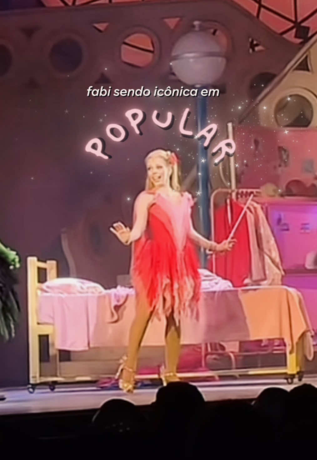 o popular dessa mulher é sempre 1000000 de 1000 ✨😝🌷 Se eu pudesse assistir ela fazendo isso TODOS OS DIAS, acho que nunca mais sentiria tristeza ☝️🥸 - Compilado da Fabi Bang em “Popular” de Wicked 2025 @Fabi Bang #fabibang #fabibangedit #wicked #wickedbrasil #popular #fabibangemyraruiz #glinda 