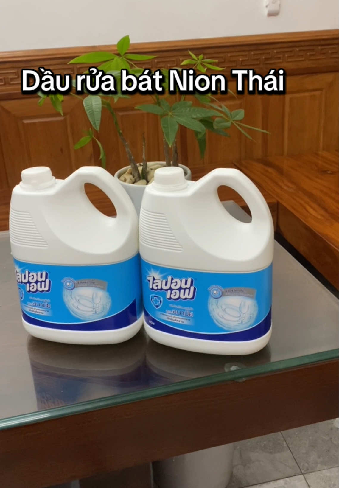 Dầu rửa bát Nion Thái – can 3.6L, không mùi – sạch bong – êm tay. Nhà có bé nhỏ hay da nhạy cảm dùng vẫn an tâm tuyệt đối. Mình dùng thử thấy thích nên đặt luôn thêm 2 can để dành 💛 Mỗi ngày chọn một sản phẩm lành tính hơn cho căn bếp – vì sức khỏe của cả nhà! 👉 Link sản phẩm mình để sẵn dưới video, chị em cần là chốt liền nha! #dauruabatthainion #dauruabatkhongmui #dauruabatemtay #dogiadunggiatot #reviewchanthuc#uthuong 