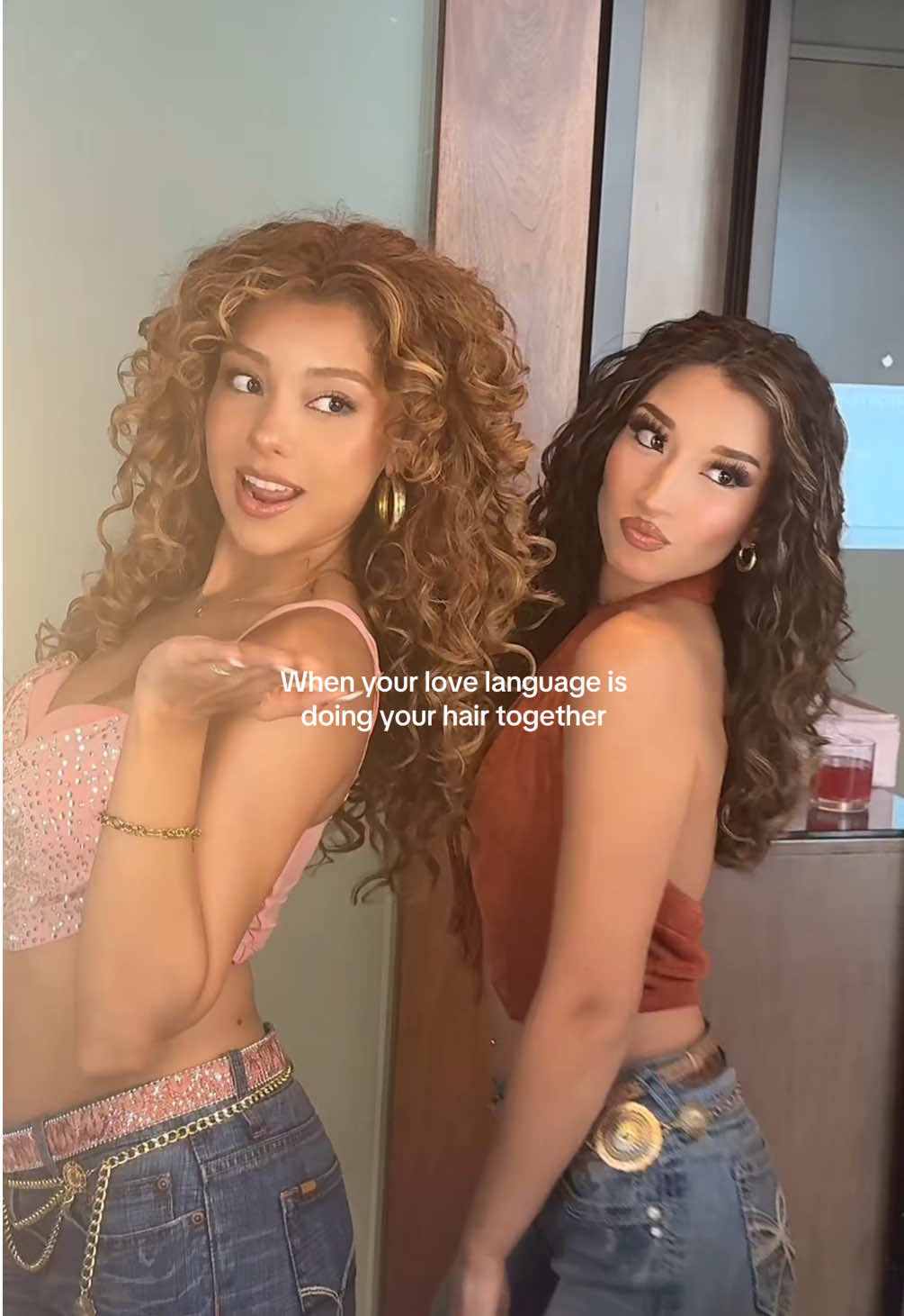 Our version of family bonding 🤝🏼 @IssTatiana #shakiraconcert #shakiraoutfit #y2koutfits #grwus #primas #diffusingcurls #embracingcurls 