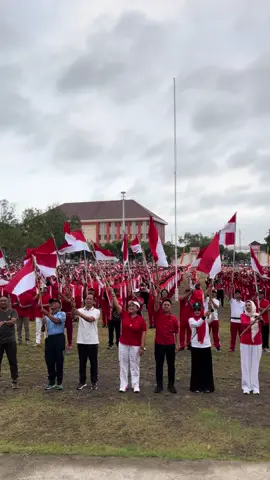 Ribuan bendera meriah dilambungkan dari tangan para pejabat Pemerintah Daerah dan Pasukan Pengibar Bendera Kabupaten dan Kapanewon se-Gunungkidul.  #gunungkidulpost #gunungkidul #jogja 