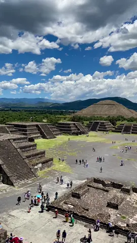 Vista desde la pirámide de la luna #teotihuacan #mexico🇲🇽 #piramidesdeteotihuacan #paratiiiiiiiiiiiiiiiiiiiiiiiiiiiiiii #piramidedelsol 