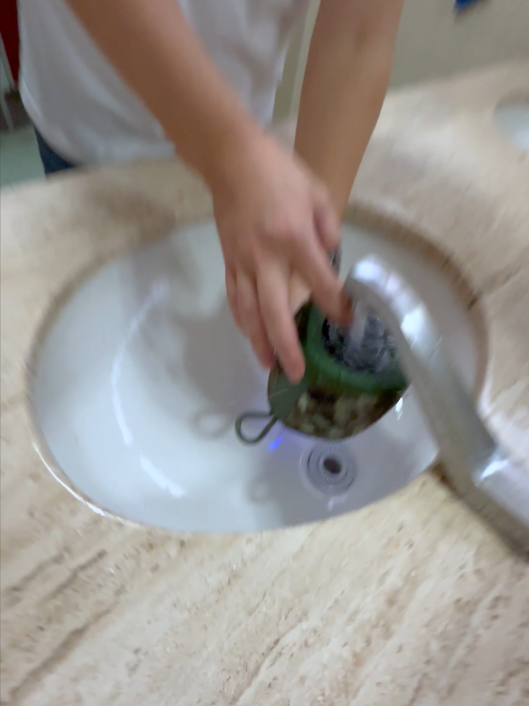 Vamos a poner a prueba esta bocina debajo de la llave 🚿🔊 ¡Increíble la resistencia que tiene! 💦 Perfecta para playa, alberca o cualquier aventura. Y lo mejor… ya incluye envío gratis 📦 🛒 Agrega la tuya ahora mismo a tu carrito de TikTok Shop. #Bocina #ContraAgua #Buytiti #EnvioGratis #TWS #TikTokShop #fypシ゚