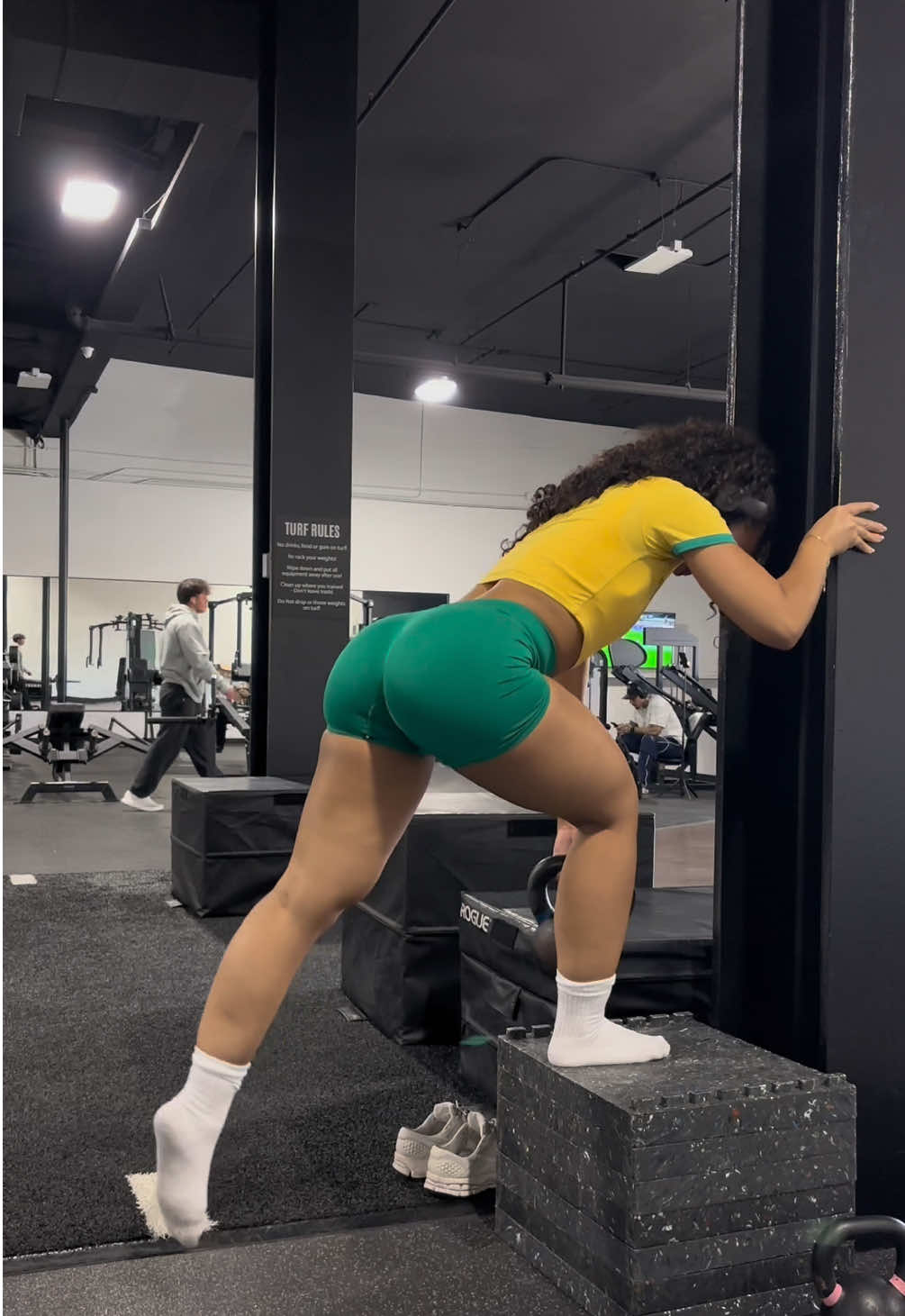 glutes & hams in new @Women‘s Best dropping August 11th 9am PST 🫶🏽💚💛  code ‘BRI’  #womensbest #glutesandhamstrings #lowerbodyworkout #glutesworkout 