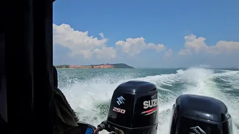 sudah paling bener kalo naik speedboat duduk paling belakang 🤩 suka banget liat mesin dan air nya 👍🙏 #fyp #xybca #xyzbc #speedboat #batam #bintan #lewatberanda 