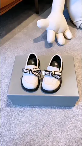 Bunda, Cari Sepatu Docmart Anak Perempuan Lucu dan Trendi? Ini Pilihan Kekinian! – Rekomendasi Rekomendasi sepatu anak perempuan usia 1 sampai 9 tahun ini hadir dengan model docmart motif tali GG yang super lucu dan modis. Desainnya keren dan nyaman, cocok jadi pilihan sepatu sekolah dan penunjang fashion anak perempuan aktif! ✅ Model Docmart tali GG ✅ Cocok untuk anak usia 1–9 tahun ✅ Sol kuat, empuk & anti slip ✅ Bisa dipakai ke sekolah, jalan-jalan, atau acara formal ✅ Warna elegan, cocok dengan berbagai outfit 📢 Produk ini termasuk model sepatu kekinian dan jadi rekomendasi sepatu anak yang paling banyak dicari saat ini! 🔺⚠️ Produk ini adalah affiliate. Harap cek detail sebelum checkout yaa! #PadupadanID #RekomendasiSepatuAnak #ModelSepatuKekinian #SepatuAnakPerempuan #SepatuSekolah #FashionAnakPerempuan #DocmartAnakPerempuan 