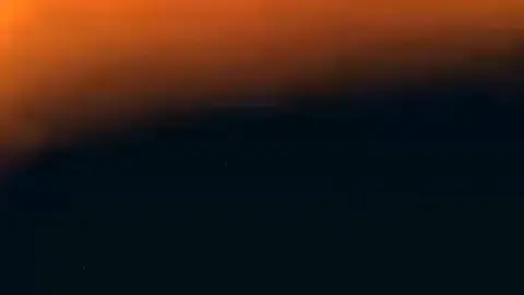 镜子里的花, 一辈子 都摘不完, 水中的花, 轻轻 一碰, 很快就散了。 