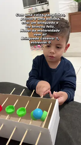 Brinquedo educativo! Quem diria que caixa de sapato, palitos, tampinhas e uma bolinha virariam uma oficina de coordenação motora aqui em casa? Simples, educativo e divertido! #maternidadereal #brinquedoeducativo #maternidade #fyyp #viralvideos 