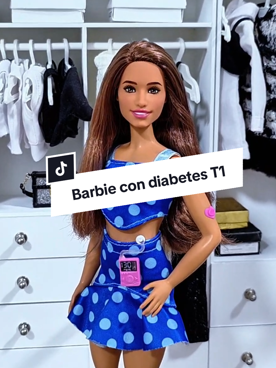 🩵 ¡Una nueva Barbie se une a mi colección y representa algo muy importante! Esta es la primera Barbie con diabetes tipo 1, diseñada en colaboración con Breakthrough T1D 💙 Viene con su bomba de insulina, sensor rosa en forma de corazón y hasta una app para monitorear su glucosa. ✨ Es la Fashionista #242 y me encanta lo representativa e inclusiva que es. ¿Tú ya la conocías? ¿Te gustaría agregarla a tu colección? #Barbie #BarbieFashionista #BarbieDiabetes #Inclusión #DiabetesTipo1 #BarbieCollector #UnboxingBarbie #JoBarbieMX 