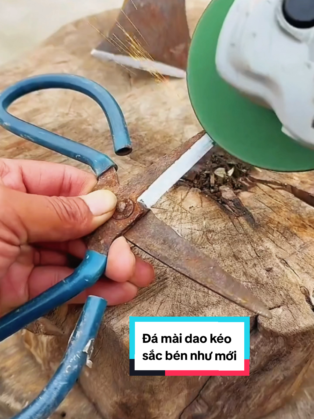 Đá mài đánh gỉ, đá mài nhám kim loại, đá mài tạo sự sắc bén cho kim loại để lâu bị gỉ hoặc muốn tăng độ sắc bén công cụ, dụng cụ,... quá tiện cho các bác có sẵn máy mài, các bác thấy hay thì mua về dùng nha #damai #damaikimloai #maikeo #damaymai #kimloaigiset #maidao #dao 