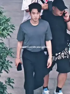 qiqi nih defenisi dari kata jalan aja ganteng 😎 liat qiqi jalan berasa catwalk 🤣 #wangziqi 