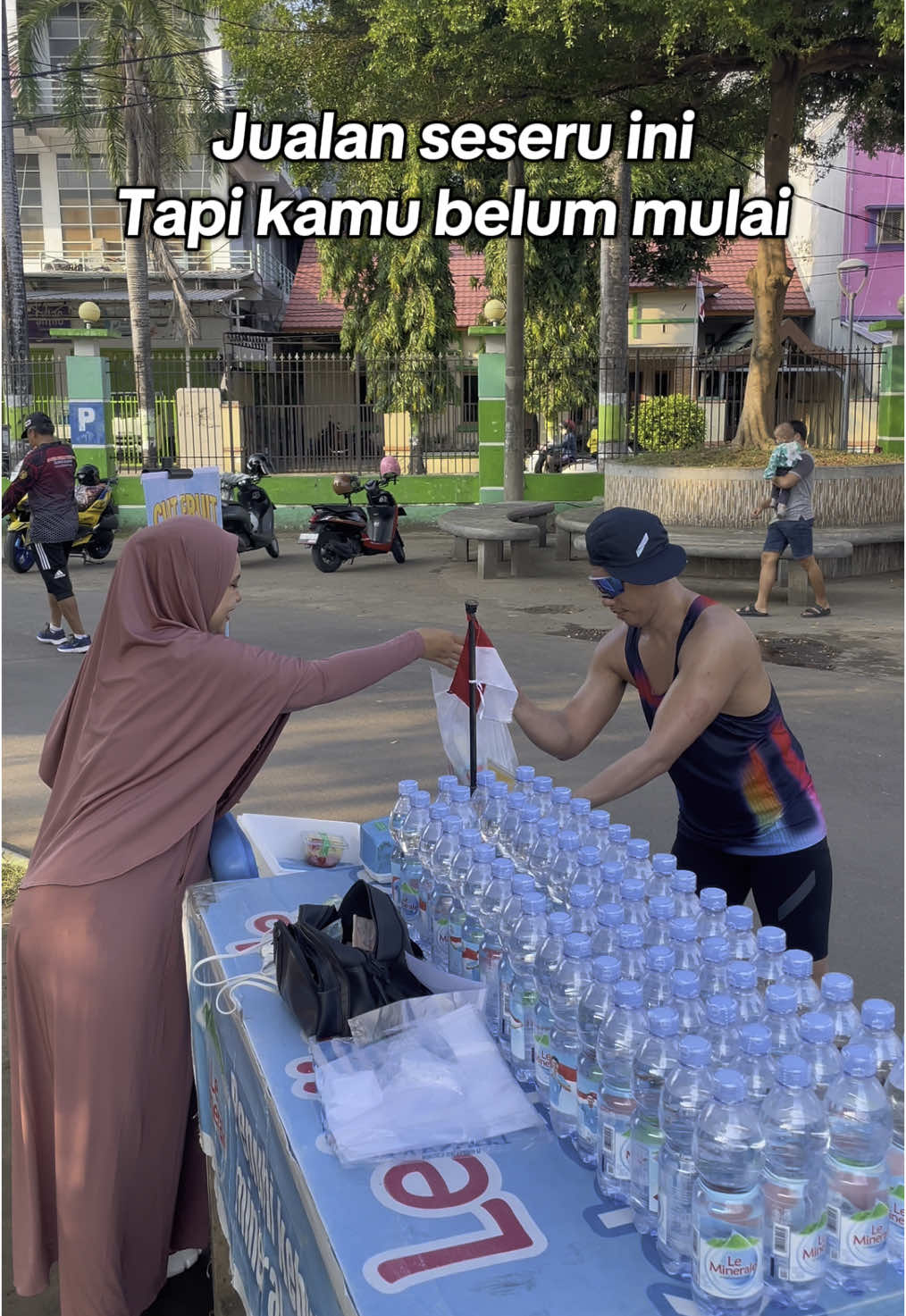 Jualan seseru ini, tapi kamu masih sibuk nanya, ‘Nanti kalau sepi gimana?’ Ya kalau nggak dicoba, rame juga nggak bakal tau.” #JualanSeseruIni #BeraniMulai #CuanHariIni #UsahaKekinian #NgomongMuluAksiMana #WaktunyaGerak #AnakMudaCuan #BisnisGayaBaru #ParepareBergerak #UsahaAnakMuda