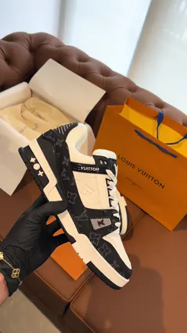 👟 Louis Vuitton Trainer Sneakers Black & White Monogram Edition 🖤🤍 Diseño icónico que redefine la elegancia urbana. Piel premium, lona Monogram y detalles exclusivos. Firmados por la visión de Virgil Abloh. Poder, estilo y autenticidad en cada paso. ✨ Disponibles ahora ✨ CAPOSSTORE™ Luxury shopping . . . #louisvuitton #lvtrainers #lvsneakers #streetwearluxury #caposstore          