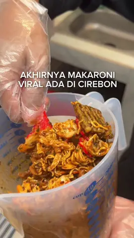 Akhirnya jajanan makaroni mix ada di Cirebon! Asli beneran nagihbgt bumbumnya medok & crunchy bgt. Oiya harganya start from 7k an ya include pake handgloves makannnya jadii amanbgt 👌  📍Makaroni Kicks ( Area Mukti Park Tuparev samping ayam swasta) #fyp #kulinercirebon @makaroni kicks 