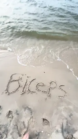 yay biceps #fyp #viral #biceps #trending #viralvideo #repost #relatable #thesummeriturnedpretty #beach 