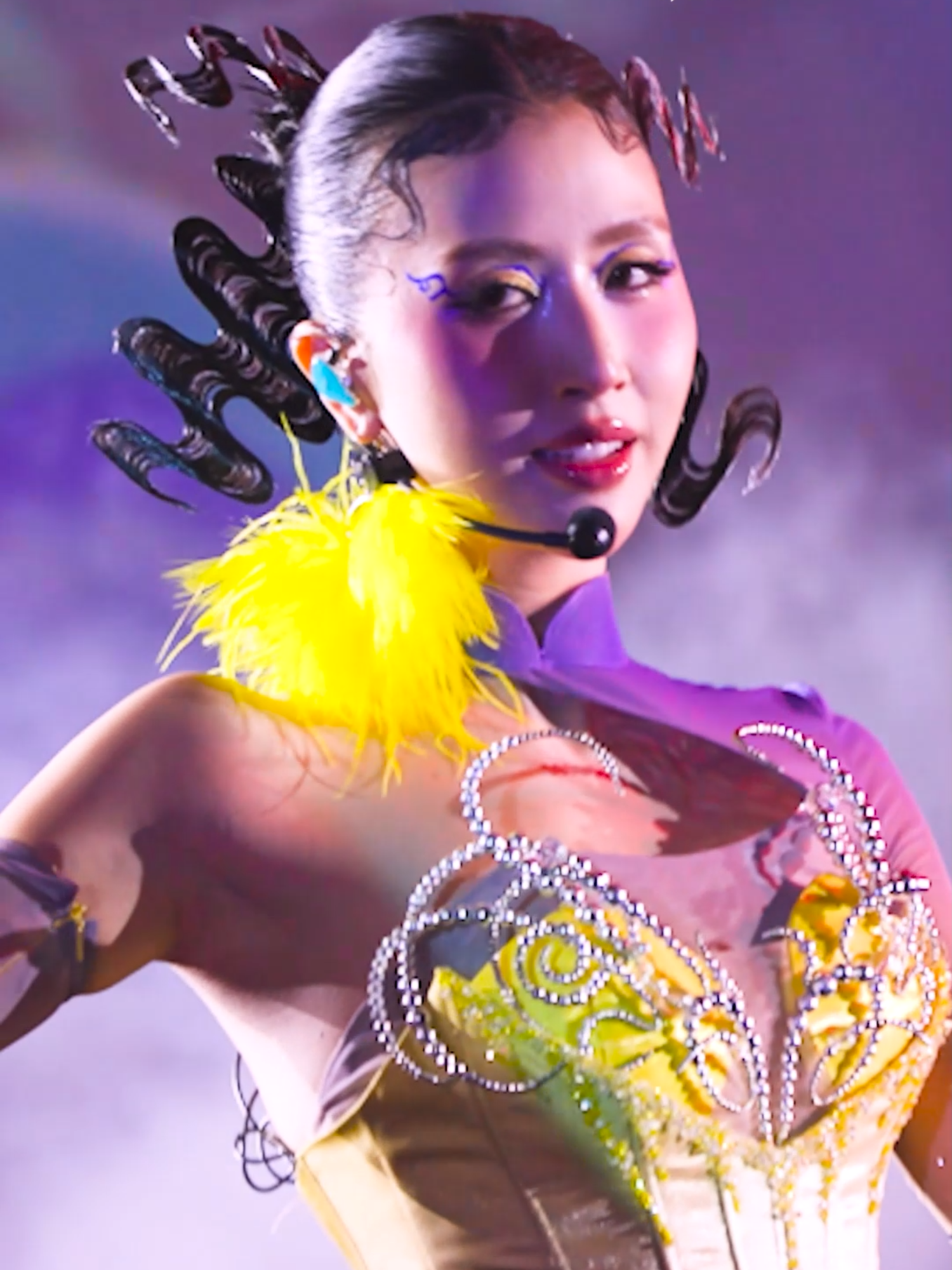 Tiên nữ Quỳnh Anh Shyn biến hóa với layout 