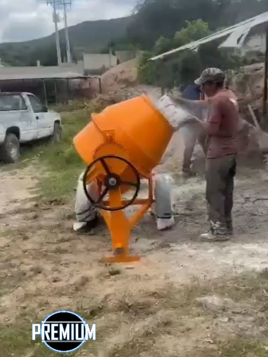 #RevolvedoraPremium Mod. industrial CAP 1 saco con motor honda 5.5 llegando a #obra listos para echar la mezcla!... que en tu #Proyectodeconstruccion no falte #Maquinarialigera premium ...