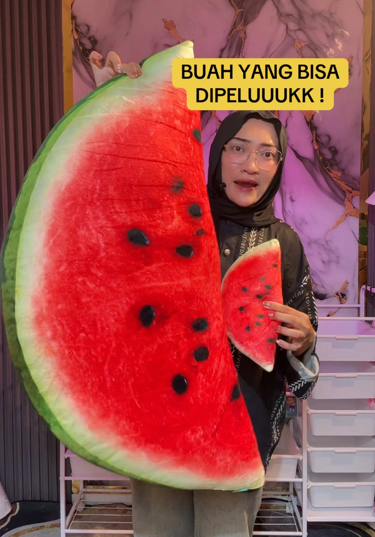 Malem-malem sendirian, butuh pelukan, tapi gak ada siapa-siapa 😩🤣 Tenang, bantal buah jumbo ini siap nemenin. Gede banget, empuknya nagih, dan lucunya gak ketulungan! Rebahannya makin chill, gak berasa sendiri lagi 💕. . #bantalbuah #bantaljumbo #promoguncang88 #gajiansale #satukontentiaphari #wibgajian 