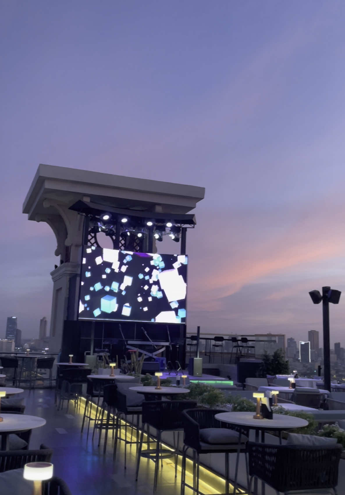 Purple sky view from Scenery Sky Bar & Restaurant  #phnompenhcity #sceneryskybar #dinner #sunset #restaurant #rooftop 