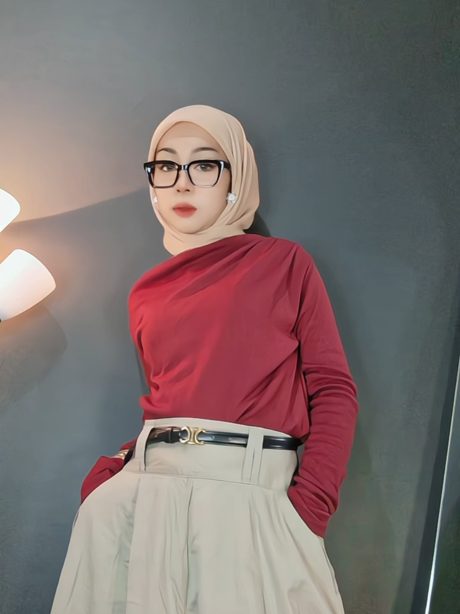 Ternyata bener ya' mau kelihatan elegan gak harus pakai baju mahal, nih aku nemu blouse murceu bgtt tapi pas dipakai kelihatan wahh dan elegan bgt 🔥🫰🥰  jangan lupa co di keranjang kuning divideo.. #ootdhijab #hijab #outfitinspiration #OOTD #muslimfashion 