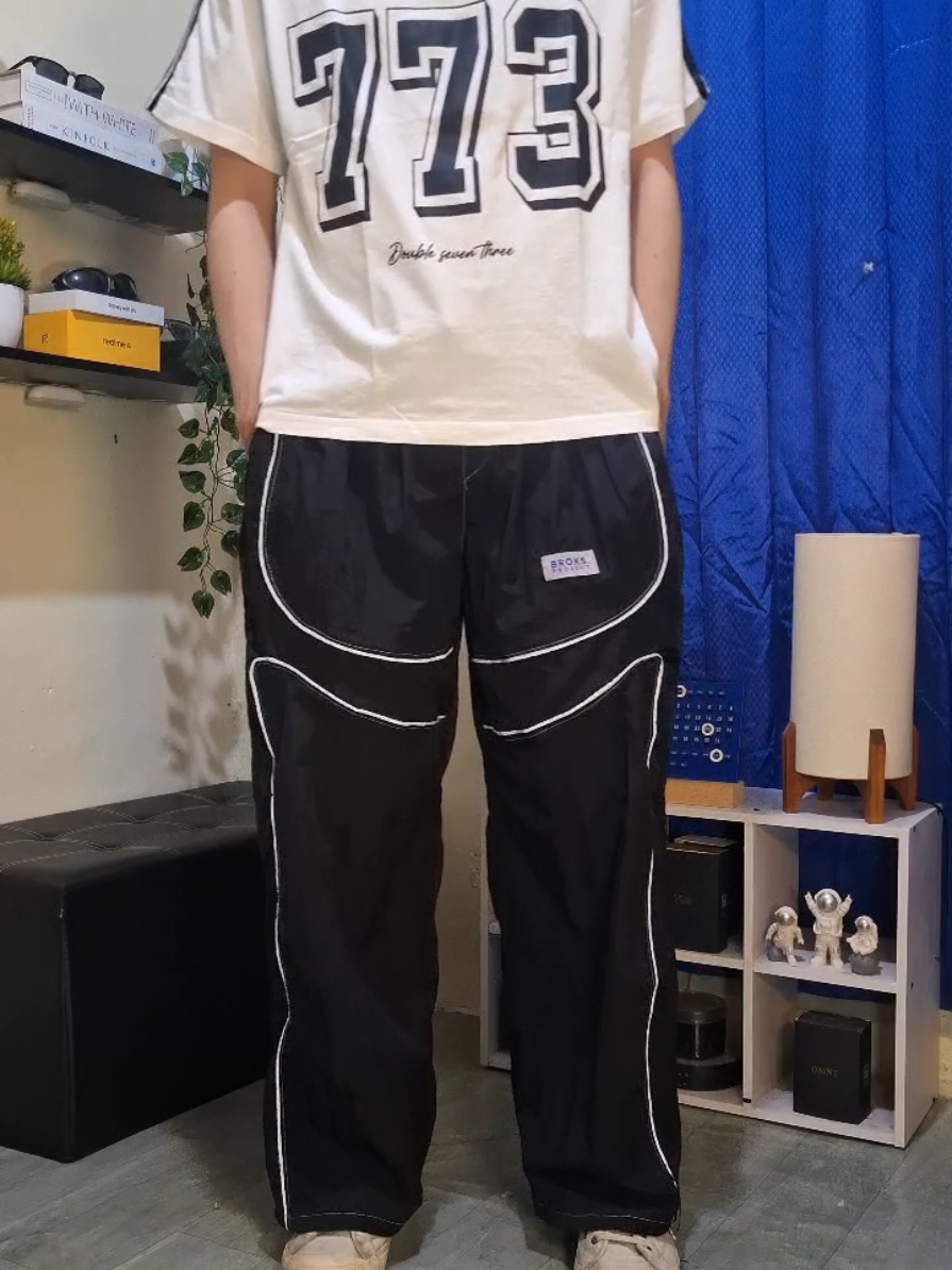 #trackpants #baggypants #loosepants #longpants #outfitinspo #outfitideas #rekomendasioutfit 