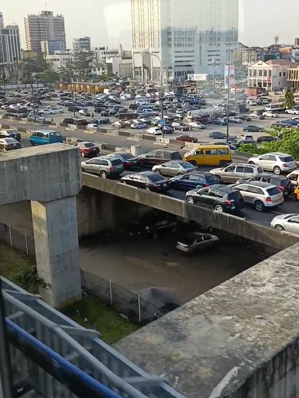 Scenic view of Lagos Marina's traffic from the Blue Line rail. #lagosbluelinerail #Nigeria #rail 
