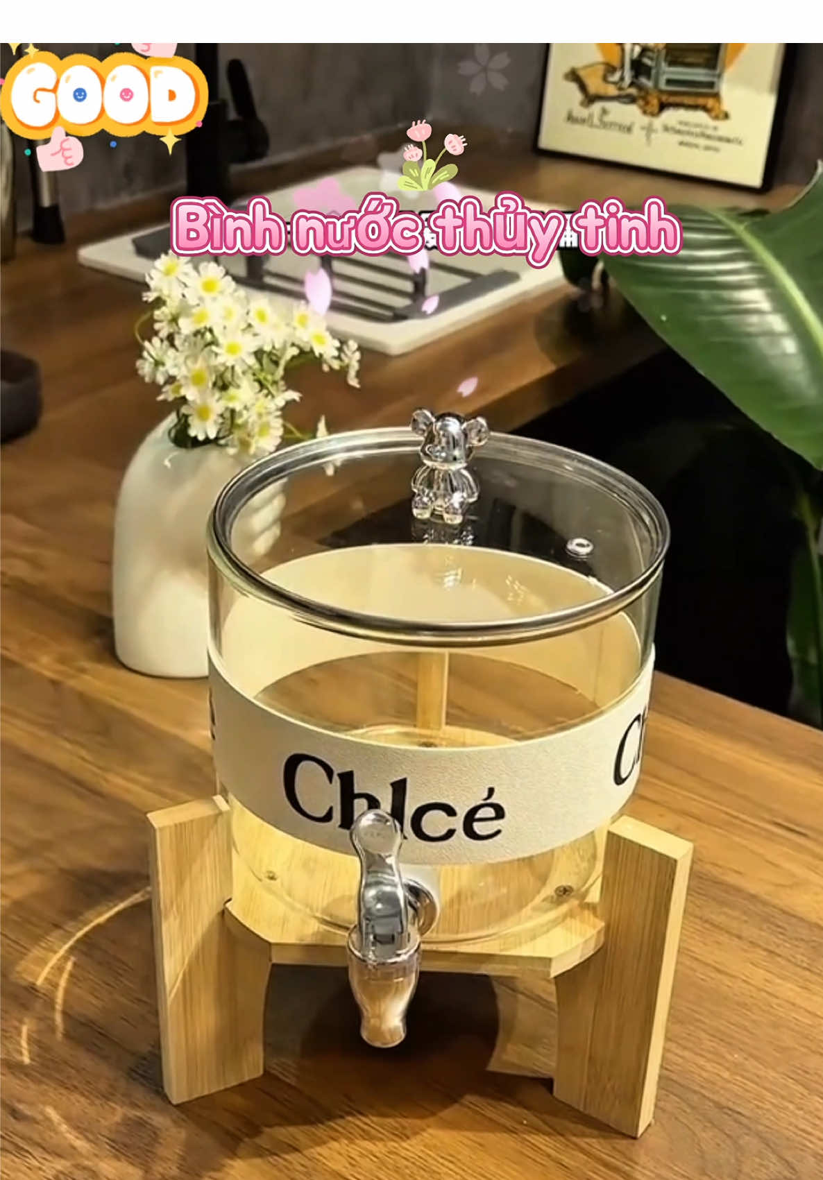 Chiếc bình nước thủy tinh 2200ml này đúng là chân ái cho mùa hè! Thủy tinh dày dặn, chịu nhiệt tốt – rót nước mát hay nước ấm đều ok. Có vòi tiện lợi, để bàn nhìn sang xịn hẳn luôn. Đang được trợ giá, chị em nhanh tay kẻo hết nha!” 💧✨ #binhnuoc #binhnuocthuytinh #giadunghay #noitrosach #bepdep #giadinhyeuthuong #giamgiahot #tiktokmademebuyit #musthave #bepxinh #binhnuocthuytinhcovoi #viral #fyp #videoviral #LearnOnTikTok  @Đặng Bảo Phượng💗  @Đặng Bảo Phượng💗  @Đặng Bảo Phượng💗 