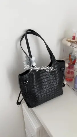 so far ini totebag fav ku! Tab 11 inch ku muat dan ada pouch nyaa, jadi gatakut lagi kalo tas jatoh isinya ga ikut berhamburan 💘 #whatsinmybag #hathinmuii #bagrecommendation #totebag #packmybag #packwithme #cleangirloutfit #cleangirl #cleangirlaesthetic 