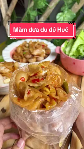 Thiệt tình là tôi mê cái món mắm dưa đu đủ bên nhà Hiền Nguyễn đến nỗi không biết từ bao giờ. Cứ hôm nào nhà có thịt luộc, y như rằng trên mâm phải có ngay một tô mắm dưa đu đủ đặc sản chính gốc huế kế bên. #xuhuonganngon #food #mamdua #mamduadudu #mamduaduduhue 