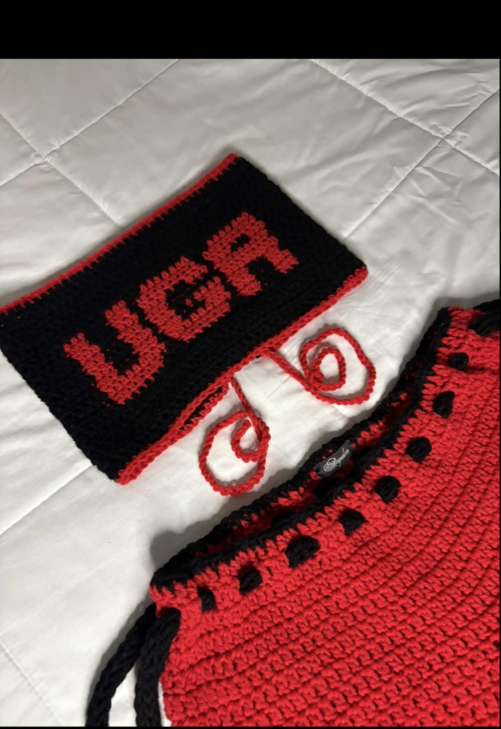 Custom UGA outfit. Dm @raqueluxe_  on insta to get your custom order started ❤️🖤 #Crochet #crochetoutfit #uga #fashion #college 