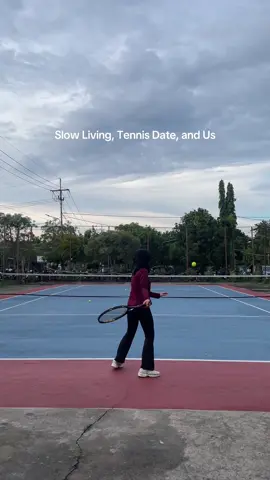 He considers this the perfect date, even though he is an advanced player while I’m just a beginner. #tennislover #tenniscouple #tennisdate 