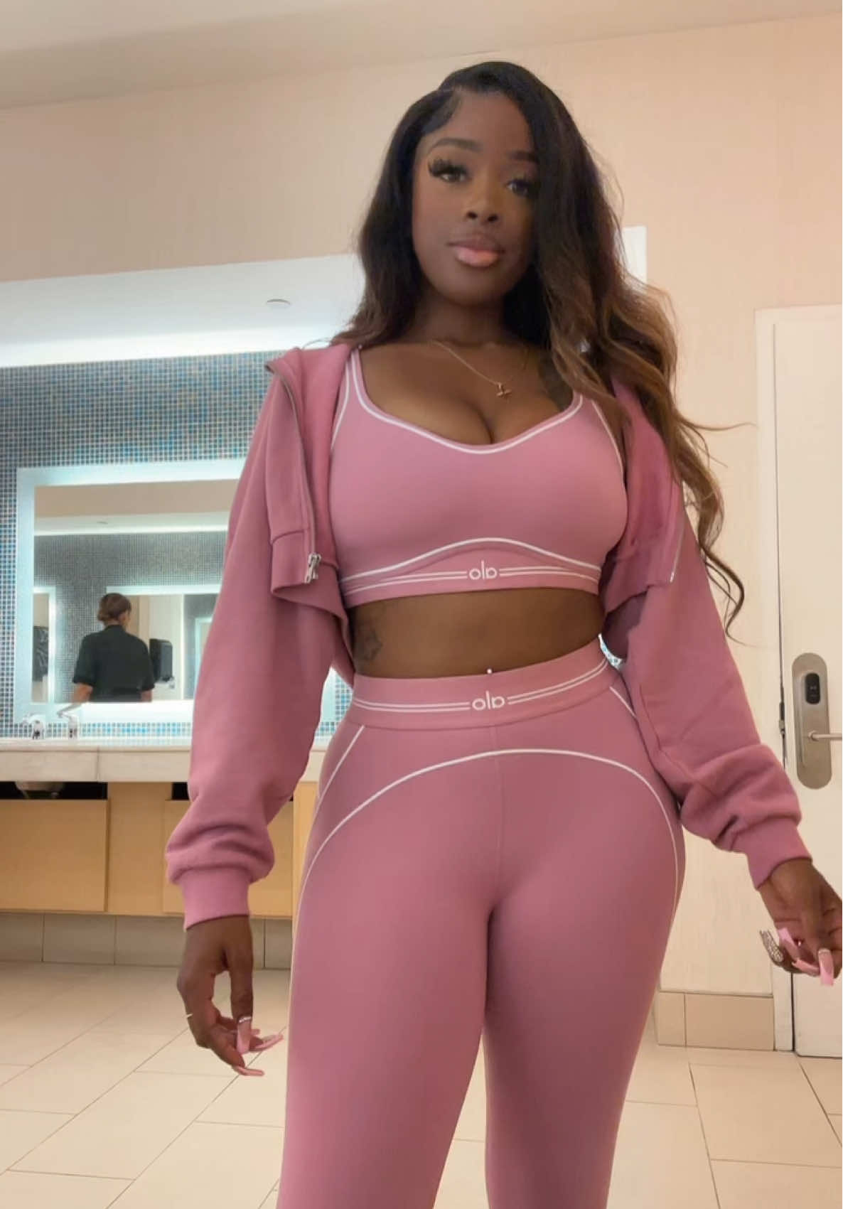 @alo New Alo Set pink wild rose. That’s all I know lol  #alo #aloset #alopinkwildrose 