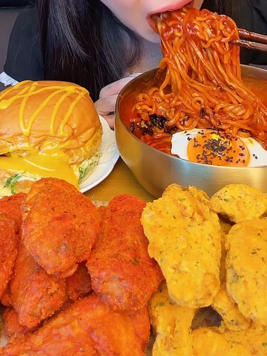samyang, burger, ayam #chinesefood #samyang #spicyfood #fypシ #fyp #mukbangasmr #mukbang #mukbangvideo #asmrsounds #asmr 