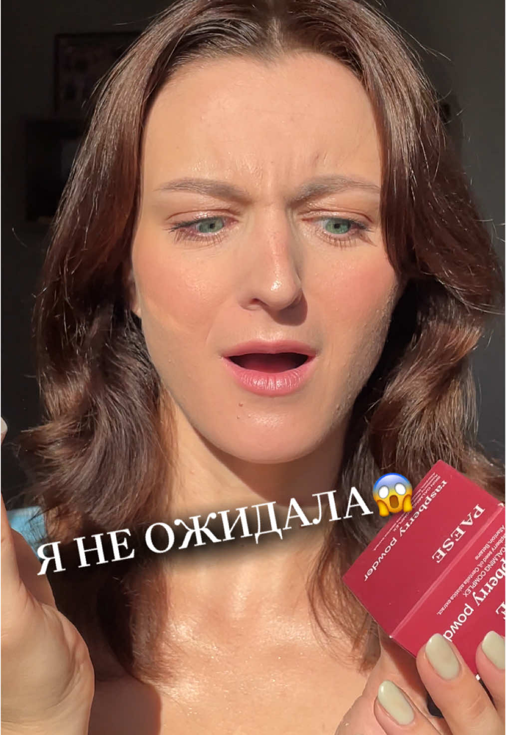 Просто самая КРУТАЯ пудра, которую я пробовала!😱 Во-первых, она УНИКАЛЬНАЯ за счет своего аромата! Сумасшедший аромат малины!  Во-вторых розовый цвет, аналог пудры #hudabeautycherryblossom  Вообще не бойтесь этого цвета! Он очень освежает и нейтрализует признаки усталости и синеву! Если кожа с сильными покраснениями только, тогда думаю что нет, но если на кроющий тон, то да!  Она стирает всю текстуру кожи!! Блюр на максималках!  И еще это самая матирующая, при этом адекватно выглядящая в течении дня пудра в моей коллекции!  И без талька🔥🔥🔥 И достаточно бюджетная!!! Я просто не нашла в ней минусов, товарищи.  WB: 445402431 Сейчас в сети «косметика 24» и на сайте Milan.by она вообще на скидке 30%🫠 #малиноваяпудра #малиноваяпудраpaese #paeseraspberrypowder #raspberrypowder #pinkpowner #paesepowder #матирующаяпудра