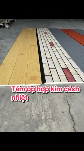 HÀNG MỚI - GI.Á MỞ BÁN Tấm ốp Metal Decor Hà Linh  📌Với cấu tạo 3 lớp: Bề mặt tôn được sơn tĩnh điện, lõi giữa là lớp xốp PU, mặt dưới là lớp giấy bạc. Có hèm khoá 2 cạnh  👉 Ưu điểm: nhẹ, dễ thi công, cách nhiệt, cách âm, không cong vênh, nứt nẻ 👉Ứng dụng: ốp ngoài trời cho các công trình nhà lắp ghép, homestay, nhà xưởng, nhà máy, kho,… 📌 Kích thước: 2900x383x16mm 📌 Giá mở bán: 1xx/tấm ☎️ Liên hệ: 0326️⃣1️⃣2️⃣.2626 ##tamoppanel##caitaonha##thicongnoithat##homedecor##homestay