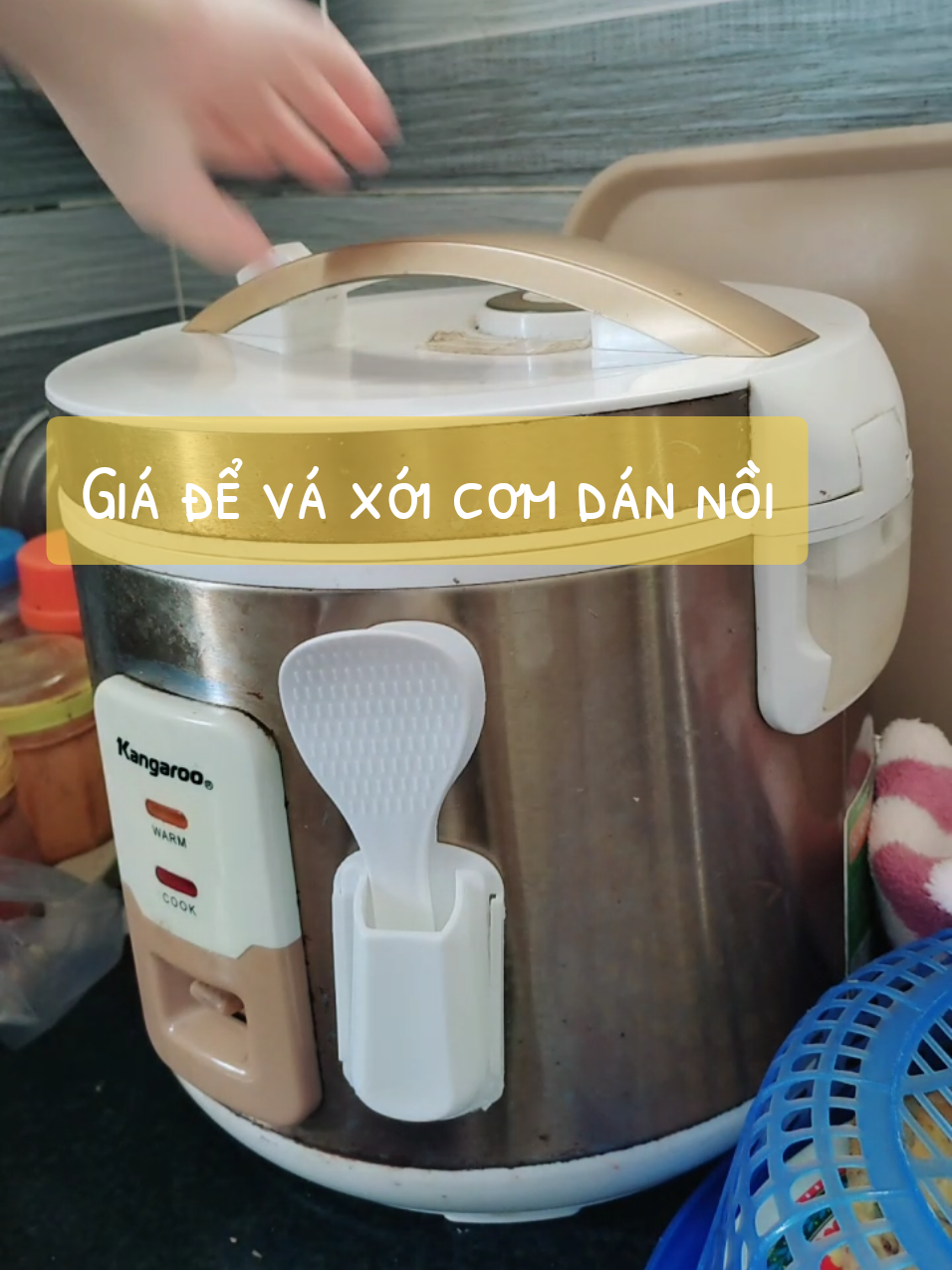 giá đỡ vá bới cơm dán dính vào nồi cơm điện nè #dodungtienich #videoviralitiktok #thythattha #review #tiepthilienket #decorbep #giado @Thy Thật Thà 🌲 @Thy Thật Thà 🌲 @Thy Thật Thà 🌲 