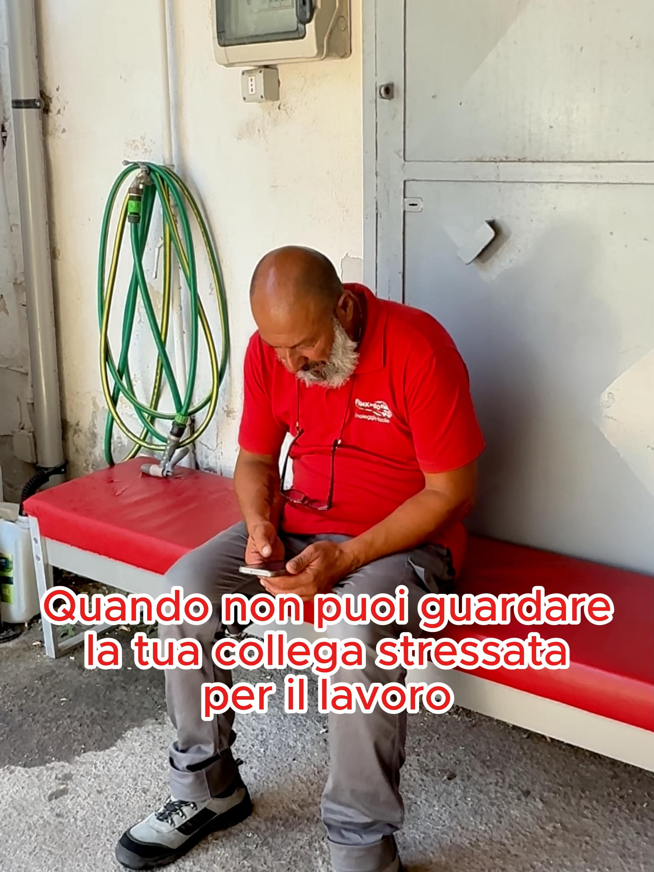 🚪 Quando vedi la collega lavorare troppo… e senti arrivare il senso di colpa 👀💼 Soluzione? Chiudere la porta e far finta di niente! 😂 #viralvideo #trend #funny #casoria #senzacartadicredito #villaricca #Noleggio #Napoli #fyp #noleggiofurgoni #frankingo #afragola