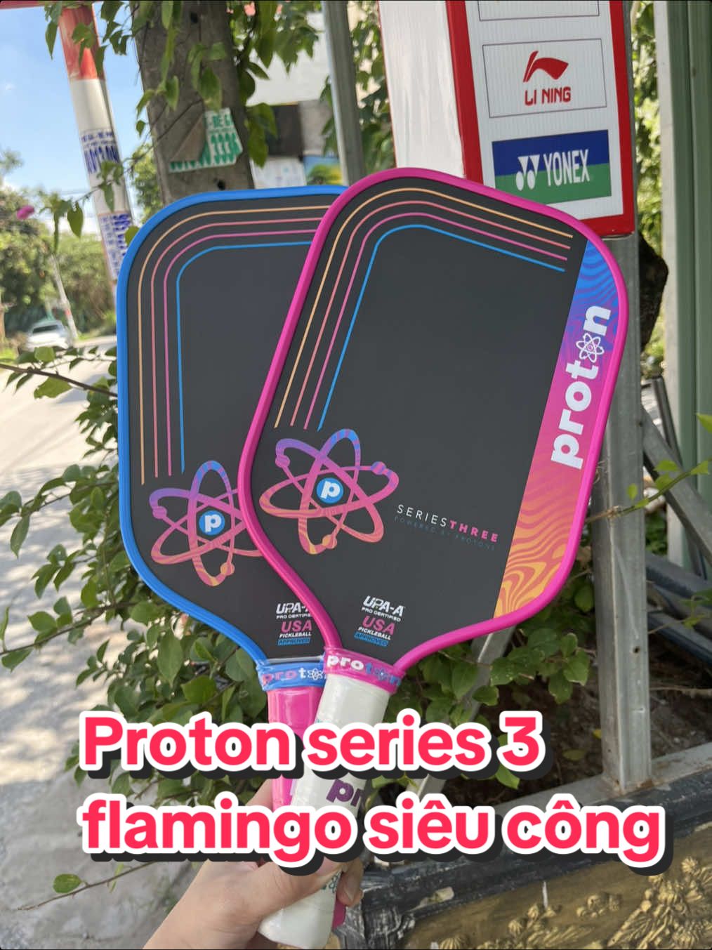 -  Proton Series 3 Flamingo là siêu phẩm cao cấp đến từ thương hiệu danh tiếng Proton của Hoa Kỳ. Đây là cây vợt mới nhất nằm trong bộ sưu tập Series 3 được nghiên cứu và cải tiến về công suất và độ nhám giúp mang lại cảm giác đánh êm ái, độ kiểm soát tốt và khả năng tạo xoáy ấn tượng trên sân. -  Proton Series Three Flamingo sử dụng lõi High-Density Performance Foam kết hợp với Polypropylene Honeycomb, mang đến sự cân bằng giữa kiểm soát, sức mạnh và độ bền. Lớp High-Density Performance Foam có mật độ cao giúp hấp thụ rung chấn hiệu quả, tạo cảm giác đánh êm ái và tăng khả năng kiểm soát bóng. Đồng thời, chất liệu này còn mở rộng tiết diện điểm ngọt, giúp người chơi thực hiện các cú đánh chính xác hơn. -  Thông số vợt:  Chất liệu mặt vợt: Roughness-Enhanced Aerospace Grade Carbon Fiber Chất liệu lõi: High-Density Performance Foam+ Polypropylene Honeycomb Trọng lượng trung bình: 8.0 oz (226.7 gram) Chu vi tay cầm: 4.25 inch (10.7 cm) Chiều dài tay cầm: 5.375 inch (13.97 cm) Chiều dài vợt: 16.5 inch (41.91 cm) Chiều rộng vợt: 7.5 inch (19.05 cm) Độ dày: 15mm Màu sắc:  hồng -------------------------- 𝘾𝙖𝙢 𝙠𝙚̂́𝙩 𝙝𝙖̀𝙣𝙜 𝙘𝙝𝙞́𝙣𝙝 𝙝𝙖̃𝙣𝙜 𝟭𝟬𝟬% 📍Hỗ trợ pass vợt -nâng trình . -Thu mua vợt lướt giá tốt  - Tư vấn kĩ càng, hỗ trợ nhiệt tình  #Lan Anh MV Pickleball  #MVPICKLEBALL #chinhhang#vợtluot  #shipcodtoanquoc  ---------------------------------
