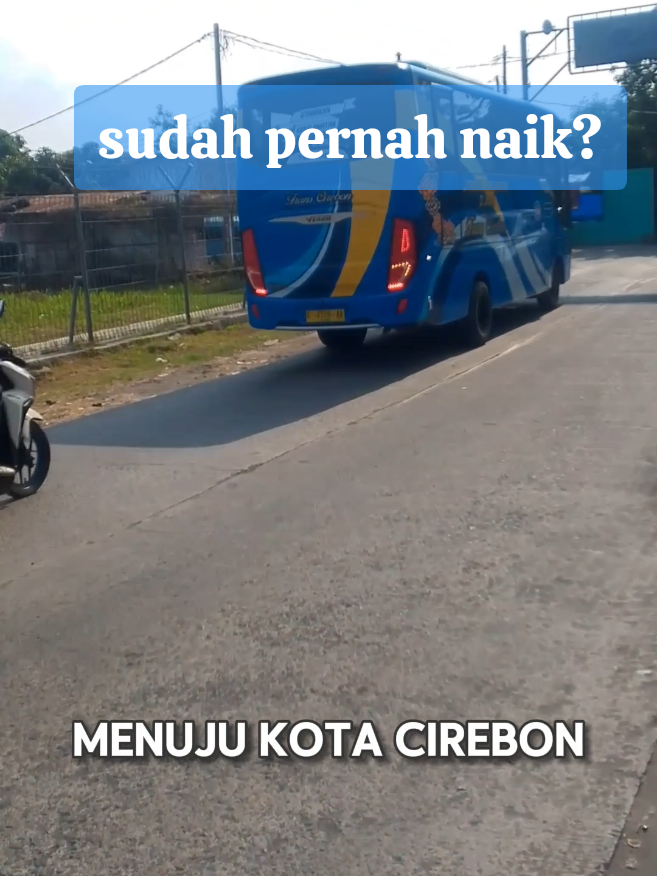 Setelah diluncurkan, Bus Trans Cirebon belum mampu mengubah kebiasaan masyarakat untuk beralih ke transportasi massal. Padahal, tujuan utama kehadirannya adalah mengurangi jumlah kendaraan pribadi di jalan dan menekan tingkat kemacetan kota. Beberapa kendala utama adalah rute yang tidak efektif (memutar jauh sebelum mencapai titik tertentu), minimnya halte pendukung, serta jadwal keberangkatan yang belum konsisten. Meski tarifnya tergolong murah, faktor-faktor tersebut membuat Trans Cirebon belum menjadi pilihan utama warga. Namun demikian, kehadiran Trans Cirebon di wilayah Argasunya menjadi angkutan umum satu-satunya yang menghubungkan kelurahan tersebut ke pusat kota — sebuah langkah awal yang patut diapresiasi. 📌 Bagaimana menurut Anda? Apakah Trans Cirebon sudah cukup layak menjadi alternatif transportasi harian? Tulis pendapat Anda di kolom komentar. Follow untuk konten seputar opini publik dan kebijakan transportasi. #TransCirebon #Cirebon #TransportasiPublik #KebijakanPublik #OpiniWarga #BusCirebon #Kemacetan #Argasunya #BeritaDaerah #IsuLokal