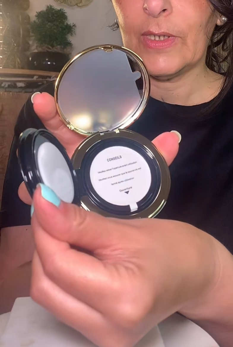 SANELYA - CC Crème Ultra-Couvrante by ULYXA À la recherche d'une crème qui va plus loin qu'un fond de teint classique tout en sublimant votre peau ? Découvrez Sanelya, la CC crème ultra-couvrante conçue pour unifier, illuminer et protéger votre teint en un seul geste. Formulée pour cacher les imperfections, les taches et les ridules, elle offre une haute couvrance au fini naturel. Sa texture légère mais performante apporte de l'éclat tout en respectant l'équilibre de votre peau. Hydratante et protectrice. Grâce à la technologie micro-perles intelligentes, la crème réagit à la chaleur de votre peau et s'ajuste à votre teinte en quelques secondes. @ULYXA 🫶🏽#pov #viral #TestProduit #crashtest #BeautyLive #antiage #fyp #pourtoi #tiktoklive 