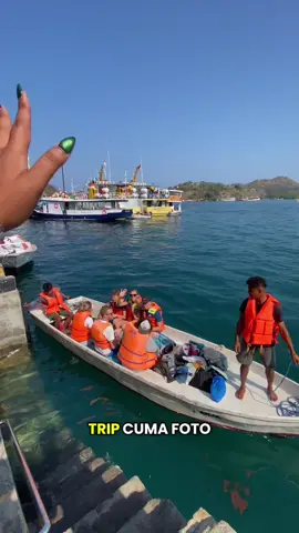 *sailing maksudnya ya bukan selling😆🙏 6 Hal Receh Tapi Krusial tentang Sailing Trip (yang Jarang Orang Kasih Tau!) 🚤🌊🌞 Orang-orang sering nanya ke aku: “Enak gak sih sailing trip itu?” Jawabannya: banget. Tapi juga: capek. panas. gak semua orang cocok. Dan sayangnya, banyak hal kecil yang suka dilewatkan waktu orang promosiin trip. Jadi, sebagai cewek yang udah kebanyakan hari di laut 🤪 dan udah liat berbagai tipe tamu naik kapal, boleh ya aku jembrengin hal-hal receh tapi penting biar kamu gak kaget: 1.Jarak antar destinasi itu bisa 1–3 jam. Siapin cemilan & mental rebahan. 2. Turun ke pulau itu pake sekoci kecil. Kadang nyeker, kadang basah-basahan. 3. Gak ada Gocar/Grab. Adanya motor sewaan & driver car lokal. 4. Private trip = 1 kapal untuk kamu. Open trip = rame-rame bareng orang lain. 5. Sinyal ilang total. Wi-Fi? Lupakan. Tapi justru itu kan nikmatnya. 6. PANASNYA POLL, apalagi summer. Bawa topi, sunscreen, & obat pribadi. Sailing itu bukan buat semua orang. Tapi kalau kamu udah siap… it’s worth every second. Kalau kamu suka laut, suka tantangan kecil, dan mau nyobain pengalaman yang beda— well, kapal udah nunggu kamu 🌤️ 📲 Save dulu, share ke travel buddy kamu, dan komen: kamu tim open trip atau private trip? #SailingTripTips #KomodoTripInfo #SlowTravelIndonesia #PrivateTripLabuanBajo #TravelMindfully #LabuanBajoTrip #KomodoIslandTips #labuanbajo #labuanbajoindonesia #ntt #nttpride🏝🔥 