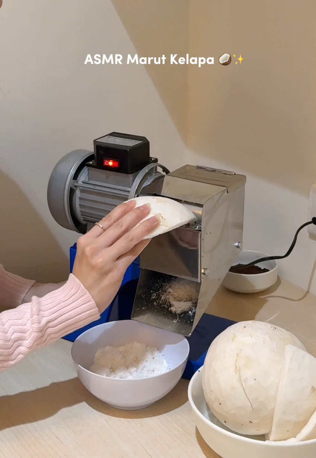 Membalas @Dinnacat suara nya masih batas aman kok, gak beda jauh sama blender hehe 😆#sanoyalkl #pemarutkelapa #parutankelapa #mesinparutkelapa #mesinpemarutkelapa #socialbread