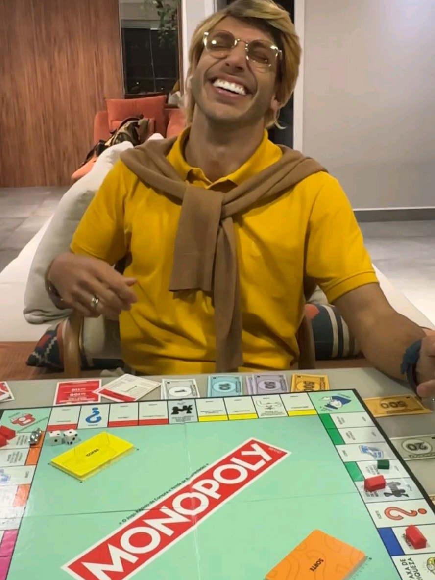 Ontem foi só mais uma noite tranquila em família… até o Jorginho mandar a vó pra cadeia e transformar a sala num ringue imobiliário! No Monopoly é assim: um minuto você é herdeiro da Av. Paulista, no outro tá preso pagando aluguel na Consolação. #Ad #monopoly 