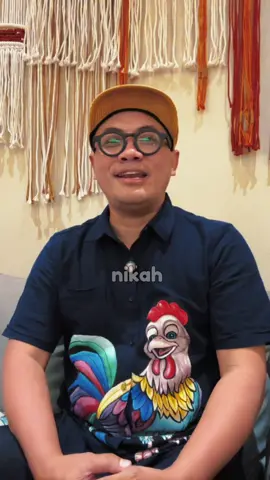 Ada yang di posisi istri bilang “Aku ini istrimu, bukan dekorasi rumah yang cuma kamu lihat pas pulang.” Posisi suami ada yang bilang, “Aku ini suamimu, bukan bayangan yang cuma ada kalau kamu sempat menoleh #parenting #tipsparenting #rumahtangga #suamiistri