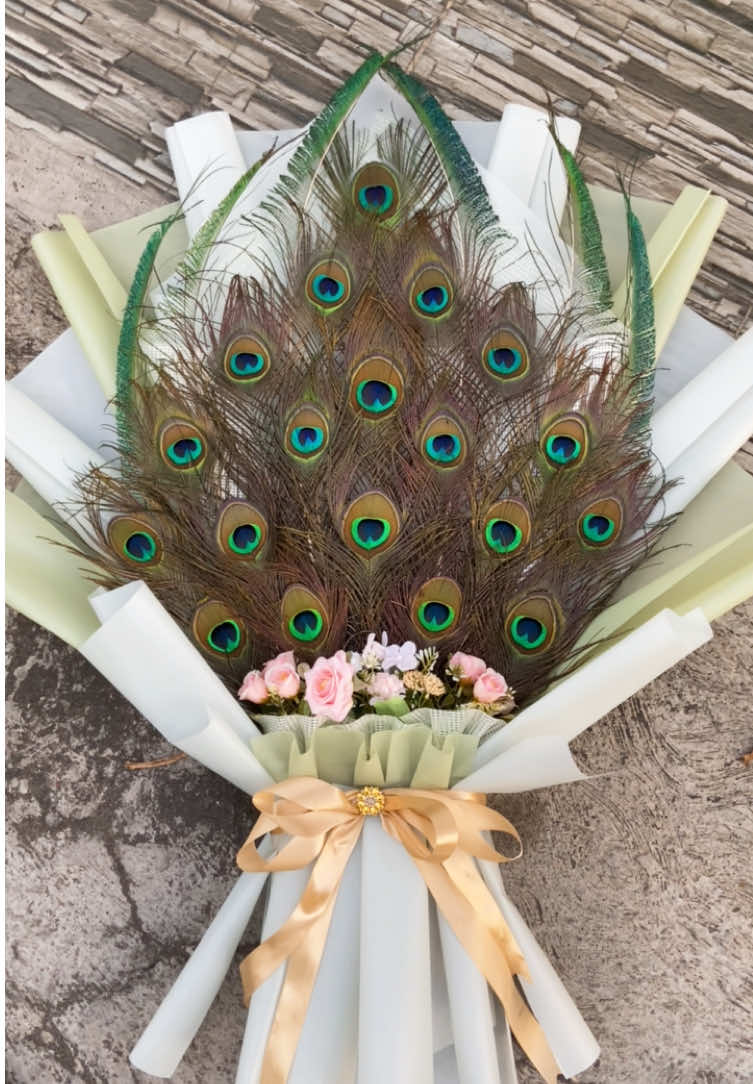 Monggo coo dipinang 🦚🤩 #boloreog #fyp #merak #buketwisuda #buketbulumerak 