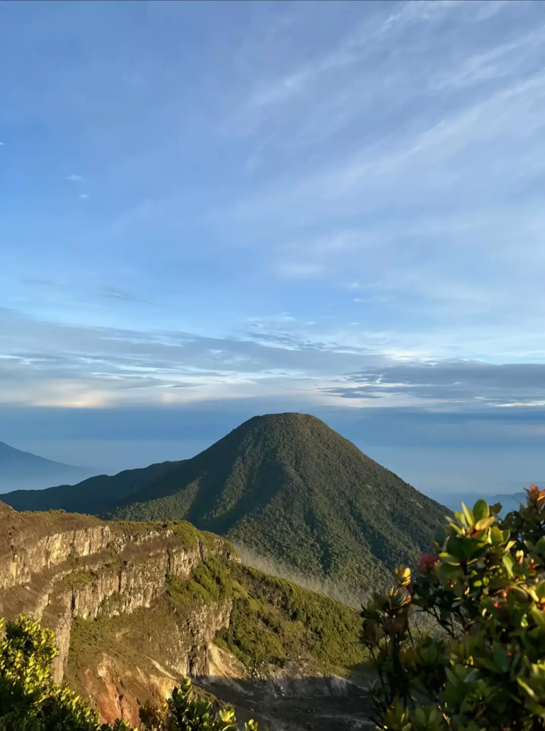 “Setelah tidak bisa melihat keindahanmu Aku lebih memilih melihat keindahan alam semesta” #pendaki #gununggede #gununggede #gunung #pendaki #pendakiindonesia #pendakigunung #indonesia #gunungindonesia #mdpl #pendakicantik #outdoor #Hiking #mountain #adventure #pesonaindonesia #camping #mountains #alam #pantai #pendakikeren #nature #outdoormalaysia #kakigunung #hikers #pendakisantai #like #lfl #kakihiking #pancing #pendakikusam #bundle #kakioutdoor