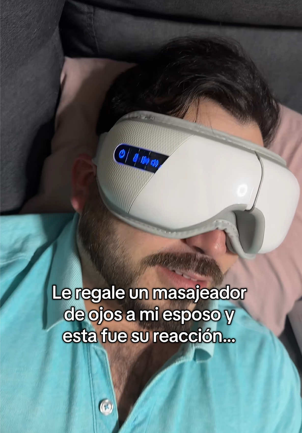 No sabía que existían los masajeadores para ojos, pero esta 10 de 10, calienta, masajea y aparte tiene música relajante 🙈 #masajeador #masajefacial #regalo #reacciones #esposo #couplegoals #humor #tiktokshopregresoaclases #shoptoker #vidadecasado #esposos #regaloscreativos #regalospareja @Chico ArroyoT 