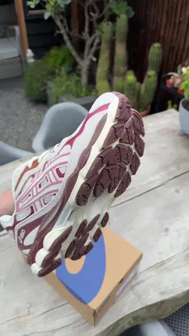 ASICS Gel-NYC Cream Sweet Pink. Zacht van kleur, sterk in stijl 💗 Niet iedereen durft ‘m, en dat maakt ‘m juist zo goed Link in bio #asicsgelnyc #creamsweetpink #capriamsterdam #sneakerstyle #cleanfit
