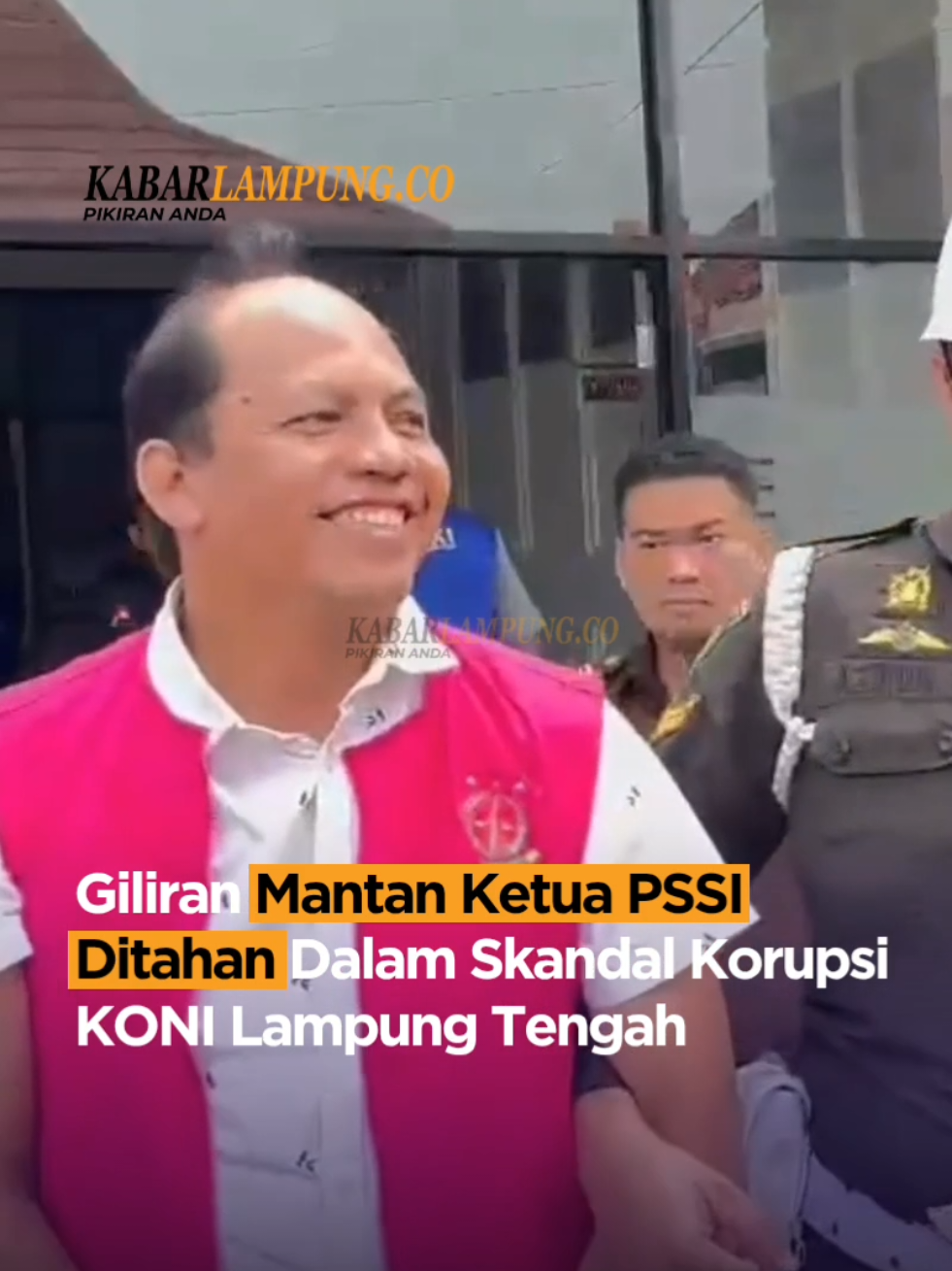 Kejaksaan Negeri Lampung Tengah kembali menetapkan dan menahan satu tersangka baru dalam kasus dugaan tindak pidana korupsi dana hibah Komite Olahraga Nasional Indonesia (KONI) Kabupaten Lampung Tengah tahun anggaran 2022.  Tersangka yang ditahan adalah Setio Budiyanto, mantan Ketua PSSI Kabupaten Lampung Tengah tahun 2022. Setio Budiyanto diduga terlibat dalam pemalsuan dan manipulasi data laporan pertanggungjawaban (SPJ) dari Ketua dan Bendahara KONI yang telah lebih dulu ditetapkan sebagai tersangka.  Penahanan dilakukan berdasarkan Surat Perintah Penahanan Nomor: PRINT-03/L.8.15/F.d.01/08/2025, dan untuk sementara Setio Budiyanto dititipkan di Rutan Kelas I Bandar Lampung selama 20 hari ke depan. Sebelumnya, Kejaksaan Negeri Lampung Tengah telah menahan dua orang, yakni Dwi Nurdayanto selaku Ketua KONI dan Edi Susanto sebagai Bendahara KONI. Dengan penetapan Setio, total sudah ada tiga tersangka dalam kasus ini. Kepala Seksi Tindak Pidana Khusus Kejaksaan Negeri Lampung Tengah, Median Suwardi, menjelaskan bahwa kasus ini bermula dari dugaan penyimpangan dalam penggunaan dana hibah KONI tahun 2022.  