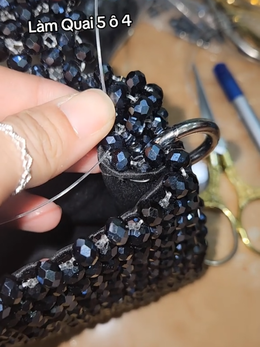 Sau khi bóp hông rồi thì mình lên quai 5 ô (quai tròn). Hông túi làm 4 ô thì mới lên quai 5 ô dạng tròn này được. Mình bị mất 1 video sau. nên mọi người coi đỡ. Có làm lại mình sẽ quay lại cho mọi người dễ xem hơn. #daylamtuiketcuom #diybeads #handmade #tuiphale #crystalbag #crystalbeads 