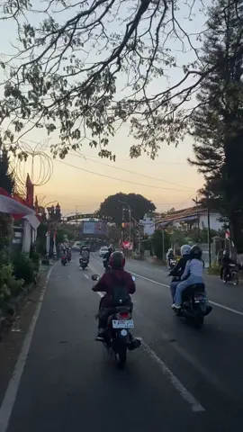 langit senja + kota batu malang + motoran dan kamu~ #kotabatumalang #malang #jawatimur 